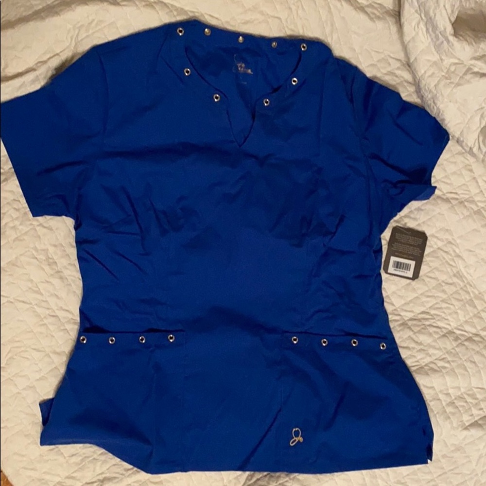 Jaanuu “eyelet” scrub top NWT